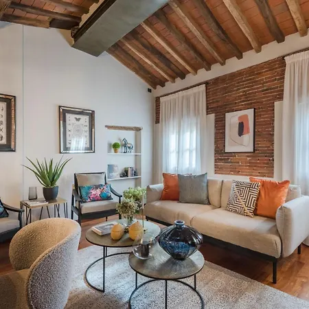 Dorina Penthouse 2 Bedrooms 2 Bathrooms In Lucca