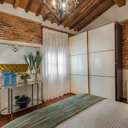 Apartment Dorina Penthouse 2 Bedrooms 2 Bathrooms In Lucca